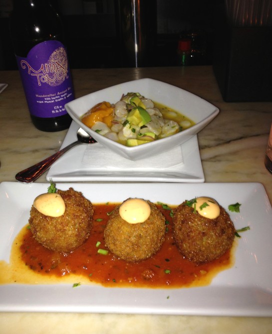 Quinoa Fritters (f.) (Quinoa, vegetables, tomato sauce) - Tapas Midas touch (l.) (Ale with ingredients from the tomb of King Midas) - Beer